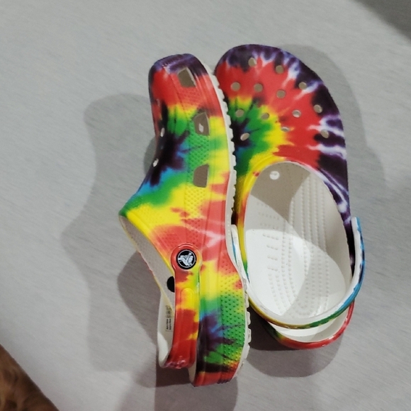 CROCS Classic Vibrant Tie-Dye Clogs - Picture 6 of 10